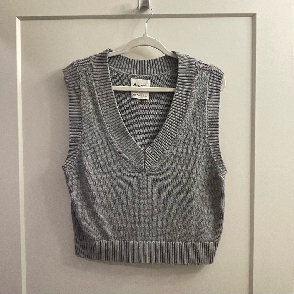 Abercrombie & Fitch Gray V-Neck Sweater Vest